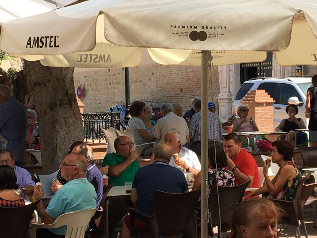 Socios  disfrutando del postre.