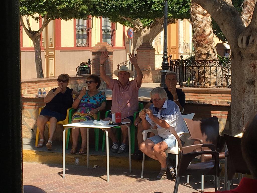 socios disfrutando del postre.